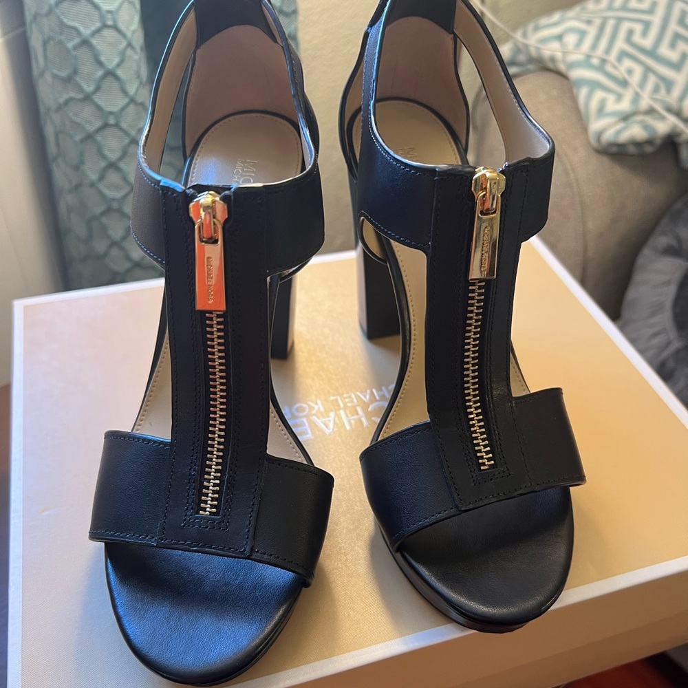 Michael Kors Berkley Sandal Leather color black in size 8